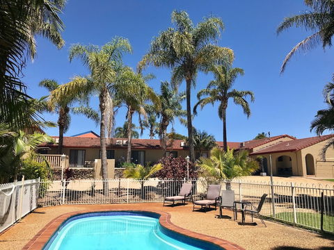 Costa Rica Motel - Redcliffe Tourism 1