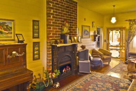 Two Story Bed & Breakfast - Redcliffe Tourism 4