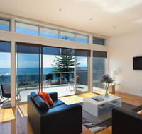 Penguin Waterfront Escape - Redcliffe Tourism