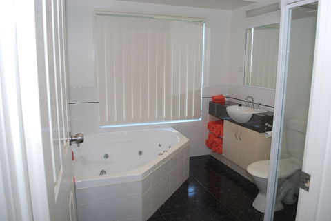 Lookout Holiday Units - Redcliffe Tourism 4