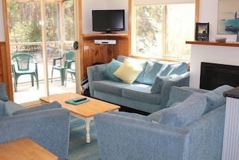 Lorne Bush House Cottages & Eco Retreats - Redcliffe Tourism 5