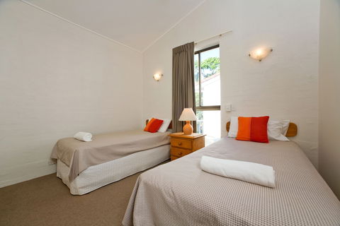 Caralina Court - Redcliffe Tourism 2