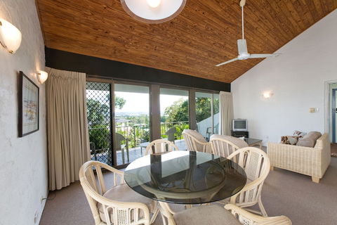 Caralina Court - Redcliffe Tourism 3