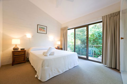 Caralina Court - Redcliffe Tourism 1