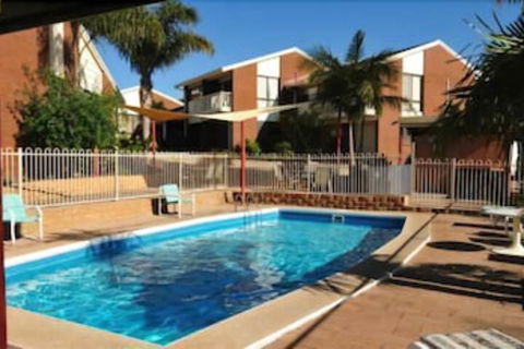 Anchorbell Holiday Apartments - Redcliffe Tourism 3