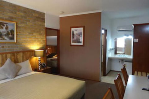 Peppinella Motel - Redcliffe Tourism 7