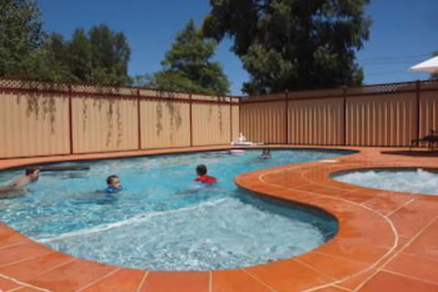Peppinella Motel - Redcliffe Tourism 1
