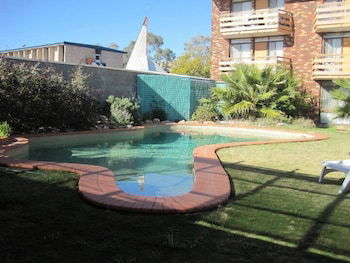 Desert Rose Inn Alice Springs - Redcliffe Tourism 2