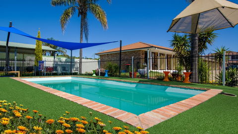 Aalbany Motel - Redcliffe Tourism 1