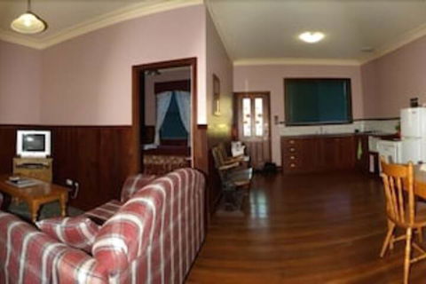 Pemberton Old Picture Theatre Holiday Apartments - Redcliffe Tourism 5