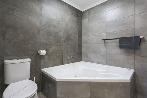 Crown Apartments - Redcliffe Tourism 5