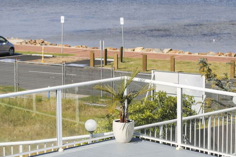 Crown Apartments - Redcliffe Tourism 1