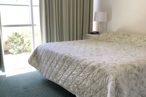 Cottonwood Motor Inn - Redcliffe Tourism 6