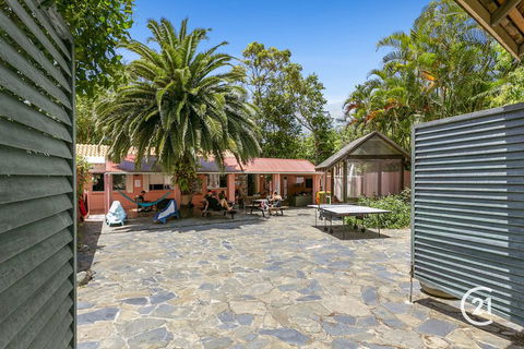 Dolphins Beach House - Redcliffe Tourism 3