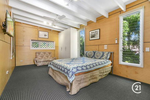 Dolphins Beach House - Redcliffe Tourism 4
