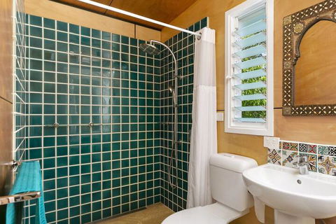 Dolphins Beach House - Redcliffe Tourism 6