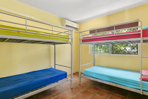 Dolphins Beach House - Redcliffe Tourism 5