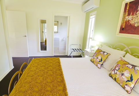 Apple Tree Cottage & Studio - Redcliffe Tourism 1