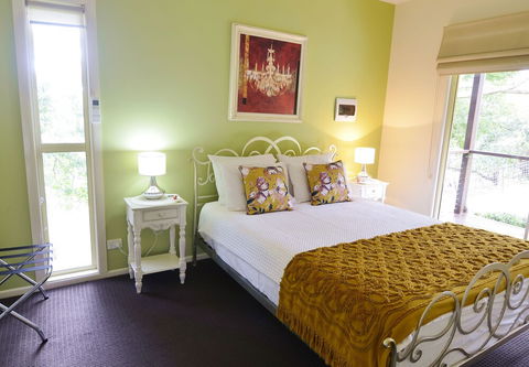Apple Tree Cottage & Studio - Redcliffe Tourism 3