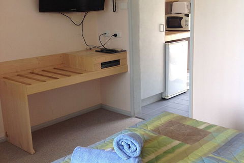 Farnboro Motel - Redcliffe Tourism 4