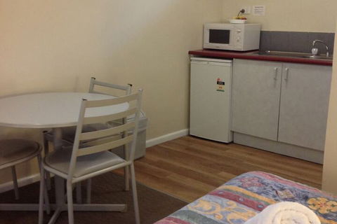 Farnboro Motel - Redcliffe Tourism 7