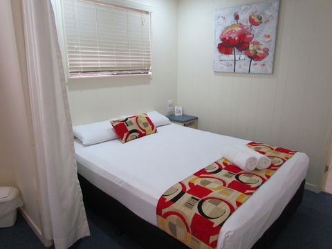 Alex Beach Cabins - Redcliffe Tourism 4