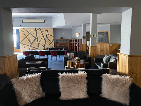 The Menai Hotel Motel - Redcliffe Tourism 2