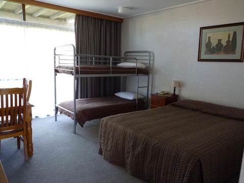 Coonawarra Motor Lodge - Redcliffe Tourism 4