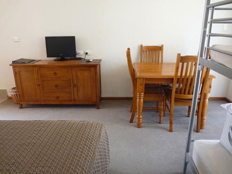 Coonawarra Motor Lodge - Redcliffe Tourism 6