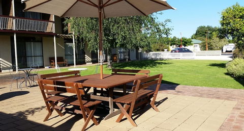 Coonawarra Motor Lodge - Redcliffe Tourism 1