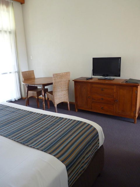 Coonawarra Motor Lodge - Redcliffe Tourism 3