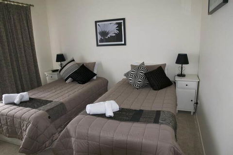 Cole House Apartments - Redcliffe Tourism 6