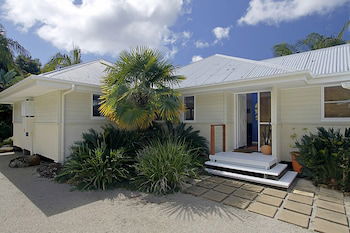 A PERFECT STAY - Abode At Byron - Redcliffe Tourism 1