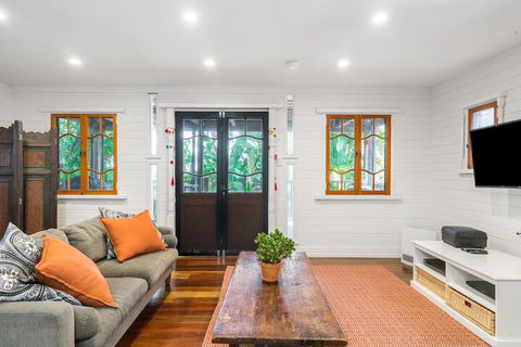 A PERFECT STAY - Longhouse - Redcliffe Tourism 5