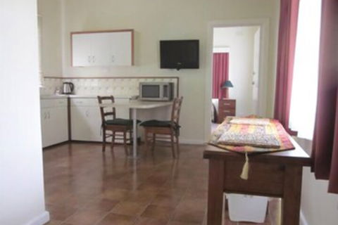 Lakes Waterfront Motel & Holiday Cottages - Redcliffe Tourism 6