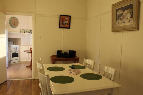 Trefolly Olive Cottage - Redcliffe Tourism 4