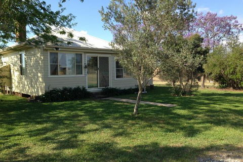 Trefolly Olive Cottage - Redcliffe Tourism 1