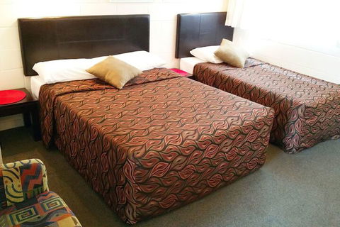 A & A Lodge Motel Emerald - Redcliffe Tourism 7