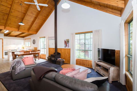Country Lane Cottage - Redcliffe Tourism 6