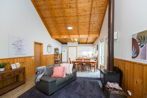 Country Lane Cottage - Redcliffe Tourism 1