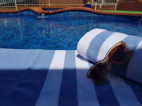 Golden Reef Motor Inn - Redcliffe Tourism 1
