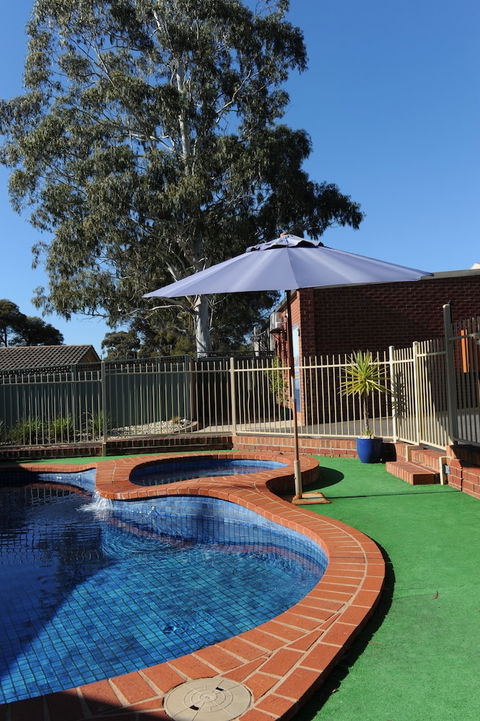 Golden Reef Motor Inn - Redcliffe Tourism 0