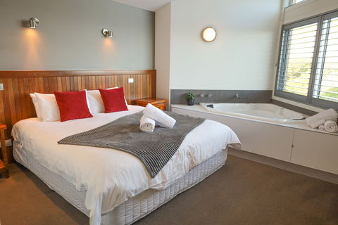 Tides Apartments - Redcliffe Tourism 0