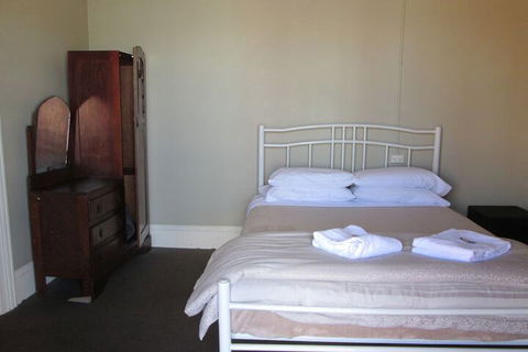 Maclean Hotel - Redcliffe Tourism 6