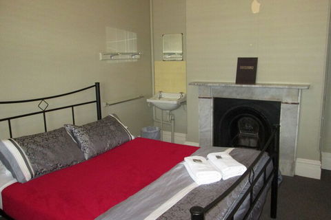 Maclean Hotel - Redcliffe Tourism 4