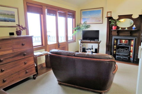 McCloud House - Redcliffe Tourism 3