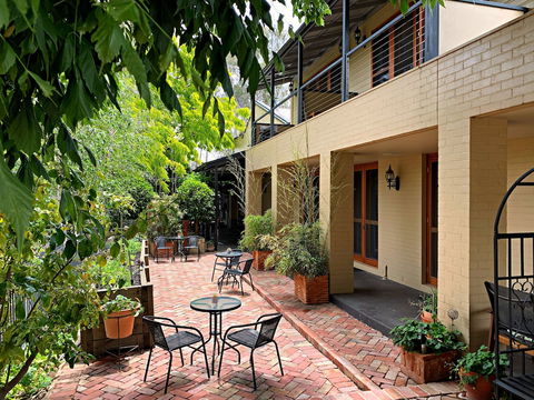 CocknBull Boutique Hotel - Redcliffe Tourism 4