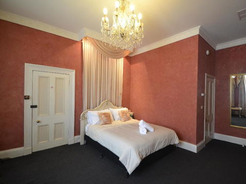 Bordello Hotel Bar & Spa - Redcliffe Tourism 6