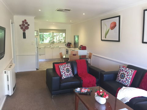 Chestnut Tree Holiday Apartments - Redcliffe Tourism 5