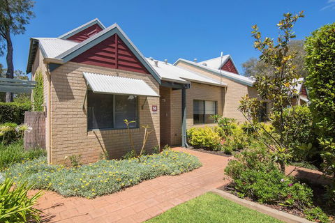 Bayshore Beachside Resort - Redcliffe Tourism 1